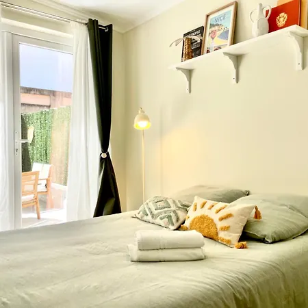 Le Petit - 4 Studios, 2 With Private Terrace - Centre