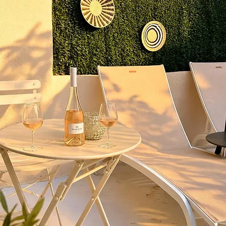 Le Petit Nice - 4 Air-Conditioned Studios, 2 With Private Terrace